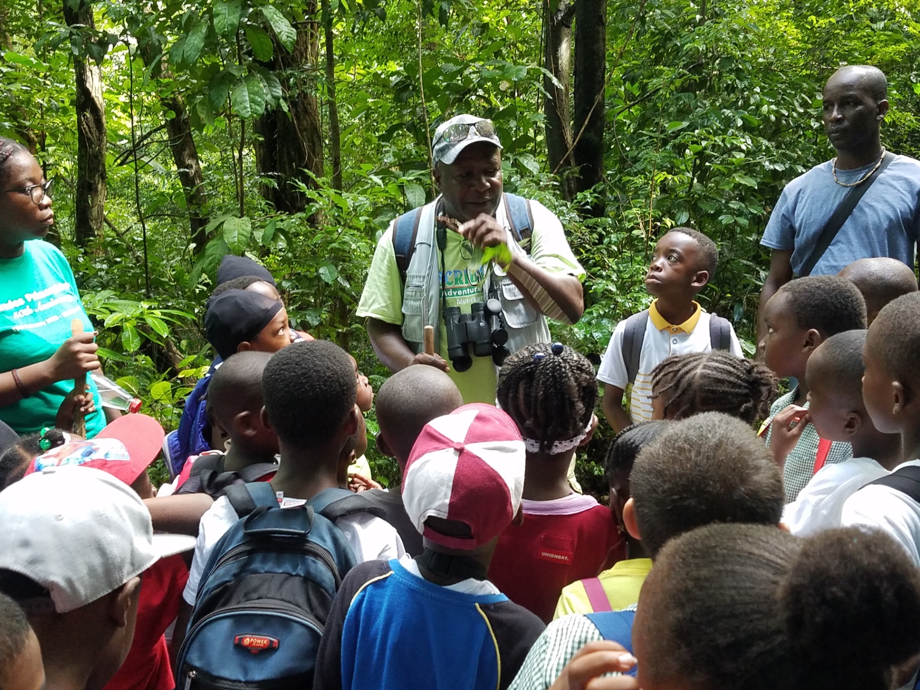 Scriber teaching a school group in the rainforest